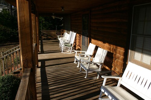 Beautiful Log Cabin with Private Dock and Boat Ramp