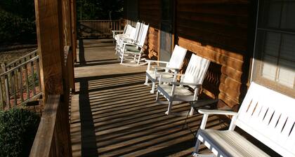 Beautiful Log Cabin with Private Dock and Boat Ramp