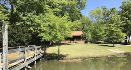 Beautiful Log Cabin with Private Dock and Boat Ramp