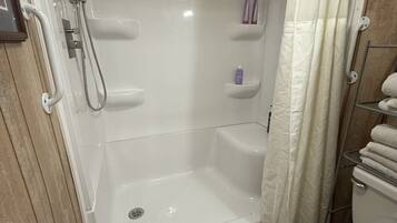 Ensemble douche/baignoire, serviettes fournies, papier toilette