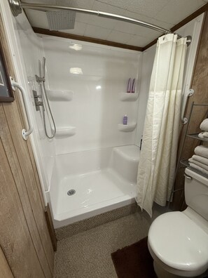 Ensemble douche/baignoire, serviettes fournies, papier toilette