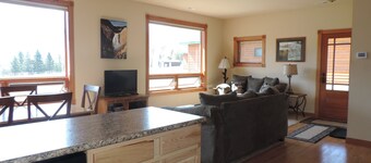 THE EAGLES NEST with SPECTACULAR MOUNTAIN & YELLOWSTONE RIVER VIEWS 