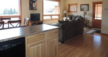 THE EAGLES NEST with SPECTACULAR MOUNTAIN & YELLOWSTONE RIVER VIEWS