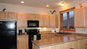 Geladeira, micro-ondas, fogão, cooktop