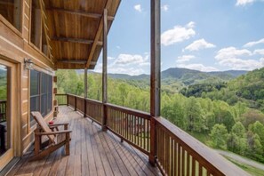 Terrace/patio - Blue Moon Lodge, Beautiful Views, Hot Tub, Firepit, 15 Mins from Boone (Vilas)