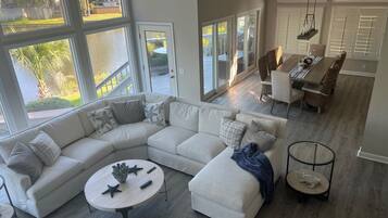 Téléviseur, foyer, lecteur de DVD, livres