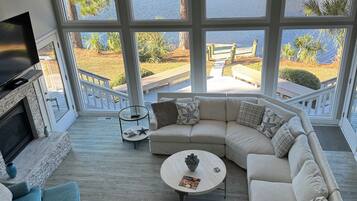 Téléviseur, foyer, lecteur de DVD, livres