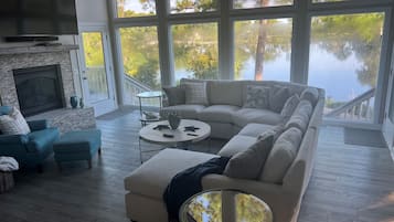 Téléviseur, foyer, lecteur de DVD, livres