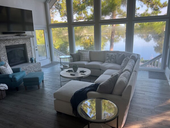 Televisio, takka, DVD-soitin, kirjoja