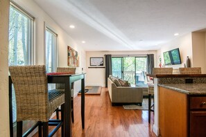 Télévision, cheminée, lecteur de DVD, chaîne hi-fi