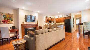 TV, peis, DVD-spiller og stereoanlegg