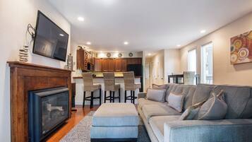 Televisión, chimenea, reproductor de DVD y estéreo