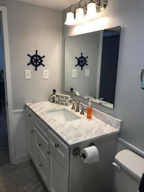 Combined shower/tub, towels, soap