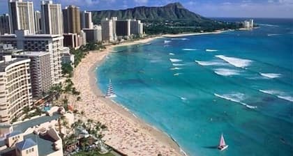 DESIRABLE WAIKIKI BANYAN OCEANVIEW CORNER UNIT - FREE SECURED PARKING, WIFI