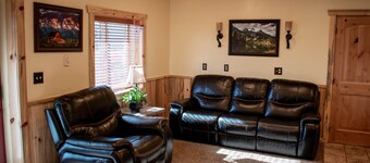Cordingleys' Cozy Cottage Near Island Park, West Yellowstone, and Jackson WY