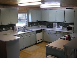 Fridge, microwave, oven, stovetop - Tifton, GA - Shalom Guest House - Cabin in Peaceful Setting (Tifton)