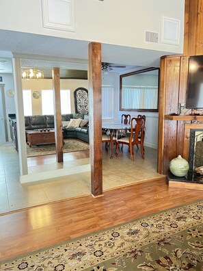 Smart TV, books - Spacious and relaxing  Home - North Of Orlando In Longwood, Florida (Longwood)