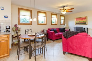 Smart TV, DVD player, video library - MATTITUCK, #1 Winery and Beach Town ! (Mattituck)
