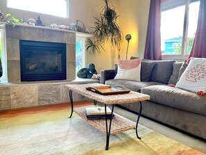 Smart-tv, eldstad, dvd-spelare och en stereo