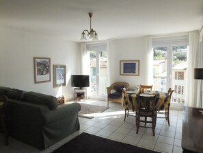 TV, DVD player, books, stereo