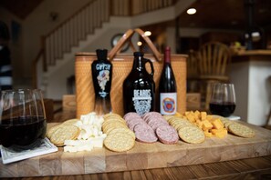 Dining - Exceptional Chalet near Harbor, Nubs Nob and Boyne Highlands Ski and Golf Resort (Harbor Springs)