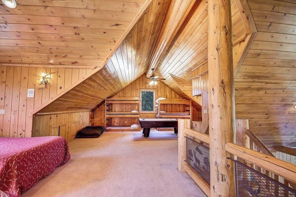 4 bedrooms, iron/ironing board, travel crib, free WiFi