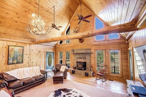 Huge Log Cabin on 20 Acre Ranch close to Grand Canyon with Spectacular Views!
