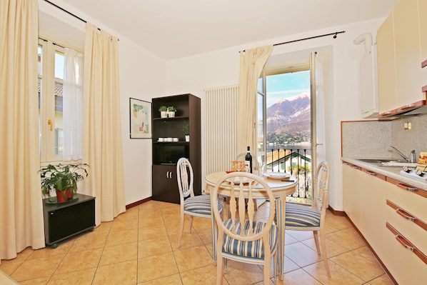 Jääkaappi, mikroaaltouuni, liesi, kahvin-/teenkeitin