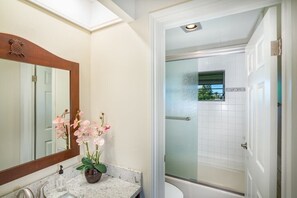 Ensemble baignoire-douche, serviettes fournies