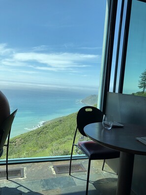 Outdoor dining - Carmel Modern Hacienda walking distance to town W / 3 Bedrooms and 3.5 Baths (Carmel-by-the-Sea)