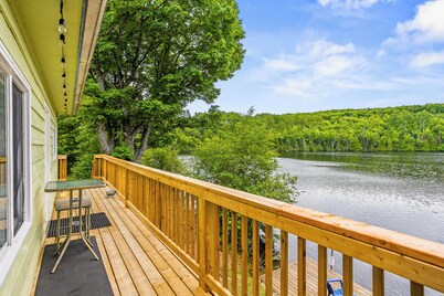 South Algonquin Lakefront 2 Bedroom Cottage on Walking/ATV/Snowmobile Trail