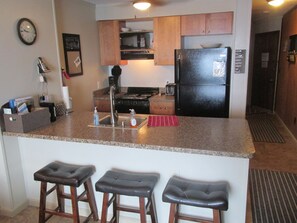 ثلاجة، ميكروويف، فرن، موقد طهي مسطح