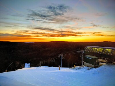 Great Views! AC Ski In Ski Out! Fireplace! Best Deal on the Mountain! Hot Tubs 