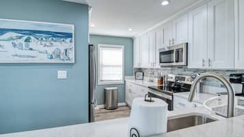 Jääkaappi, mikroaaltouuni, uuni, liesi