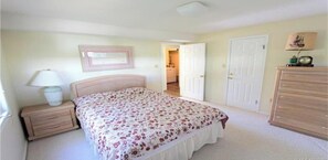 4 slaapkamers, een strijkplank/strijkijzer, internet