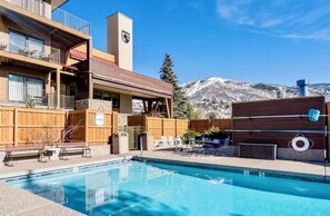 Utendørsbasseng og et oppvarmet basseng