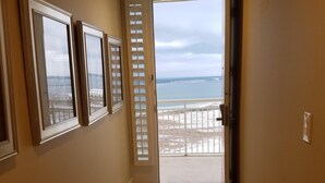 Un pasillo con vista al mar a través de una puerta.