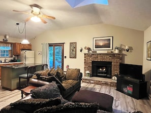 Smart TV, fireplace, DVD player, table tennis - Amazing Space in the Poconos - The Perfect Getaway Gift This Holiday Season (Lehman)