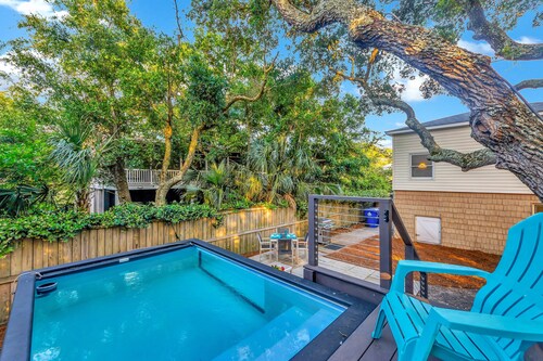 Cozy IOP Beach Home w/ Private Outdoor Pool