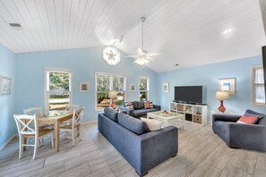 Televisión y chimenea 