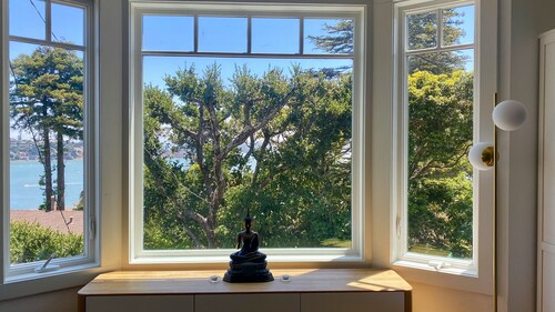 Stunning Bay Views – Artist’s Zen Retreat - Extras!