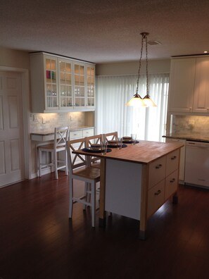 Dining - No snow here. 5 minute walk to the beach. Quiet neighborhood. (Ormond Beach)