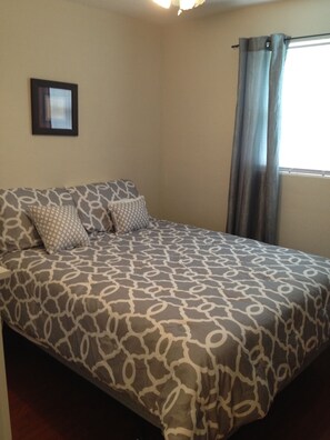 3 bedrooms, iron/ironing board, free WiFi, bed sheets - No snow here. 5 minute walk to the beach. Quiet neighborhood. (Ormond Beach)
