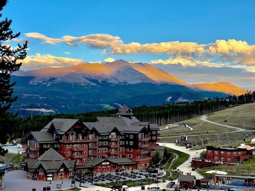 True Ski-In-Ski-Out 3 Bed-3 Bath Penthouse. Overlooks base of Peak 8. Sleeps 12