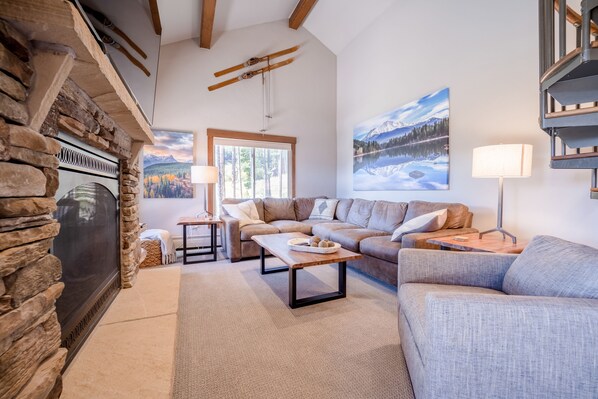 Smart TV, lareira, DVD player, aparelho de som