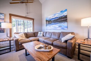 Smart TV, lareira, DVD player, aparelho de som