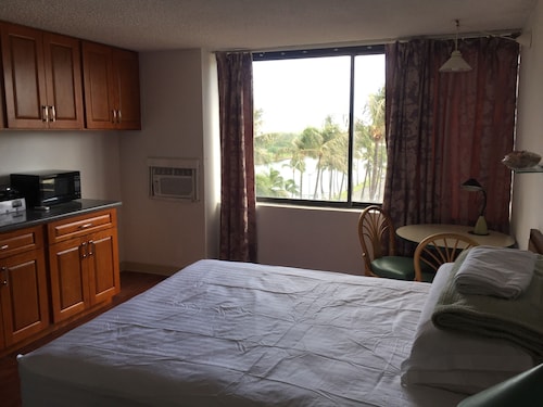Waikiki Hotel Studio @ Hawaiian Monarch Building 1 day min
