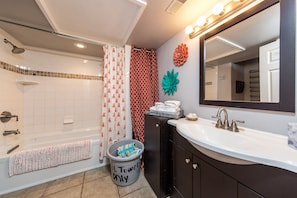 Kombination af bruser/badekar, hårtørrer, håndklæder, Sæbe