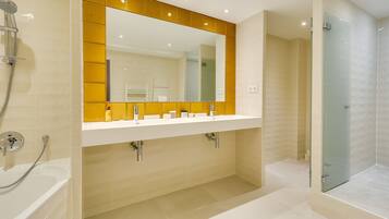 Ensemble douche/baignoire, articles de toilette gratuits, sĂšche-cheveux