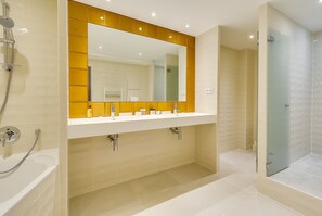 Combined shower/bathtub, free toiletries, hair dryer, towels